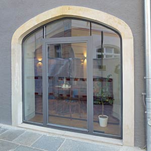 Türen und Fenster aus Stahl-Glas System Schüco Jansen