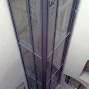 Panorama-Aufzugsschacht_als_Stahlkonstruktion_mit_Verglasung.jpg