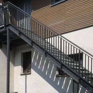 Treppe mit Gitterroststufen