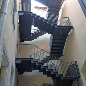 moderne stählerne Treppenanlage
