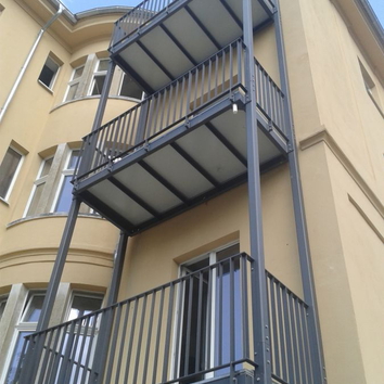 Balkonanlage mit Mineralitplatten