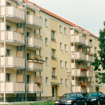 vorgestellte Balkonanlage mit Brüstung aus Trespa