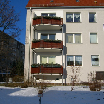 Balkonanlage mit fünfeckigen Grundriß und Brüstung aus Holz
