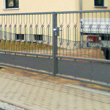 Grundstückstor mit Zierelementen