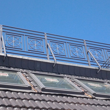 Dachterrassengeländer mit historischen Zierelementen