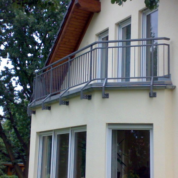 Balkongeländer an Einfamilienhaus